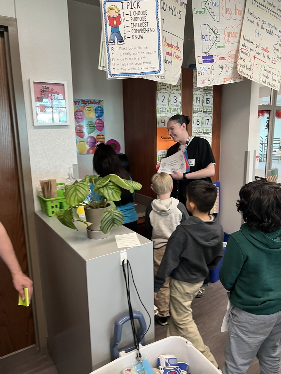 Mterrazas_'s tweet photo. Health Education HOSA students present to Mrs.Arellano’s 2nd grade class about First aid care. Thank you @CTrails_ES for hosting our group! 👩🏻‍🏫🩹⛑️ https://t.co/ihP1UzNv3S