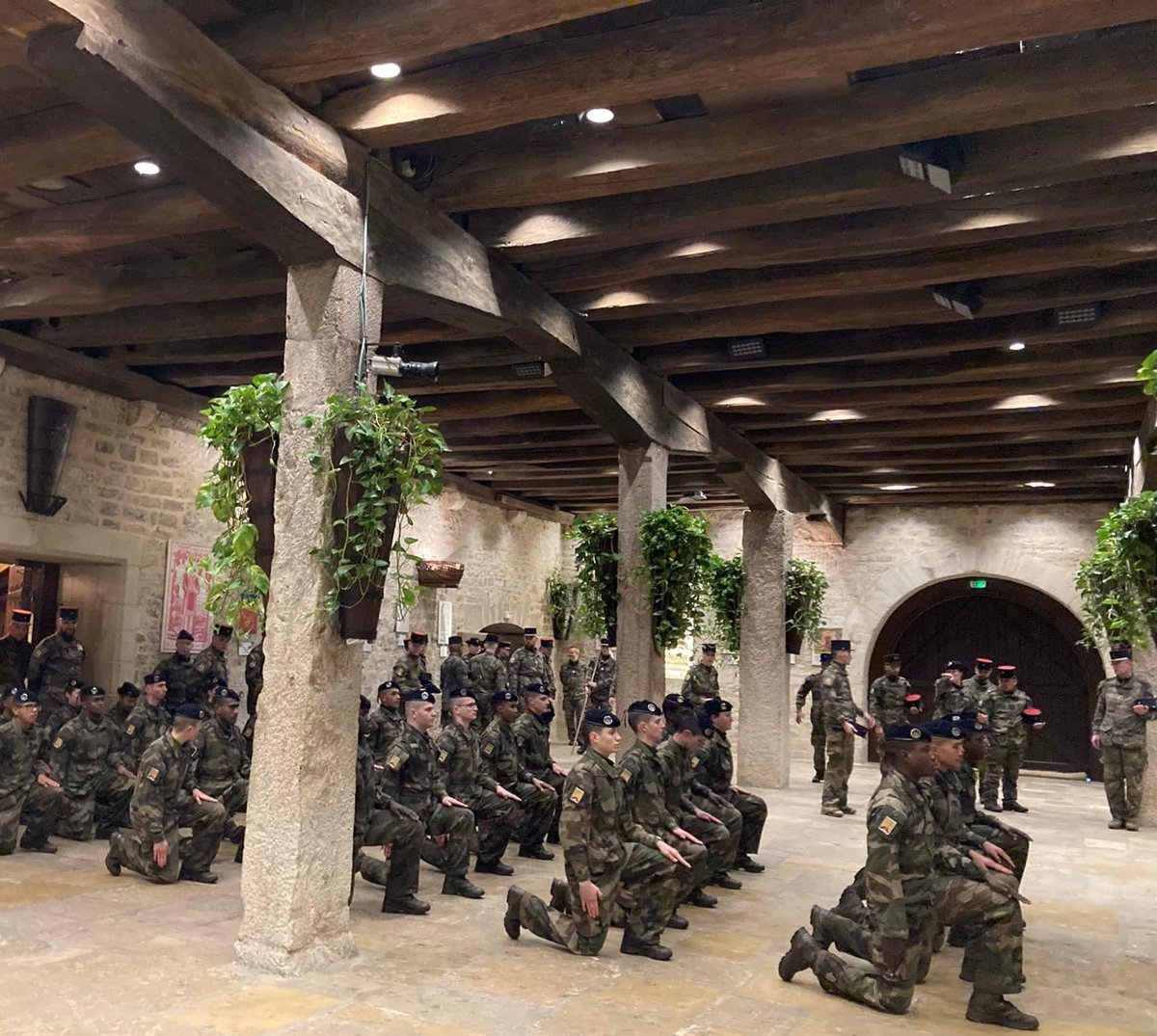 511eRTofficiel's tweet image. Formation générale initiale : remise des képis des jeunes engagés à l’issue d’une marche de 30 km au @ChtClosVougeot dans le grand cellier. Félicitations à nos nouveaux combattants logisticiens de #Bourgogne ! Merci à la confrérie des chevaliers du Tastevin pour son accueil.