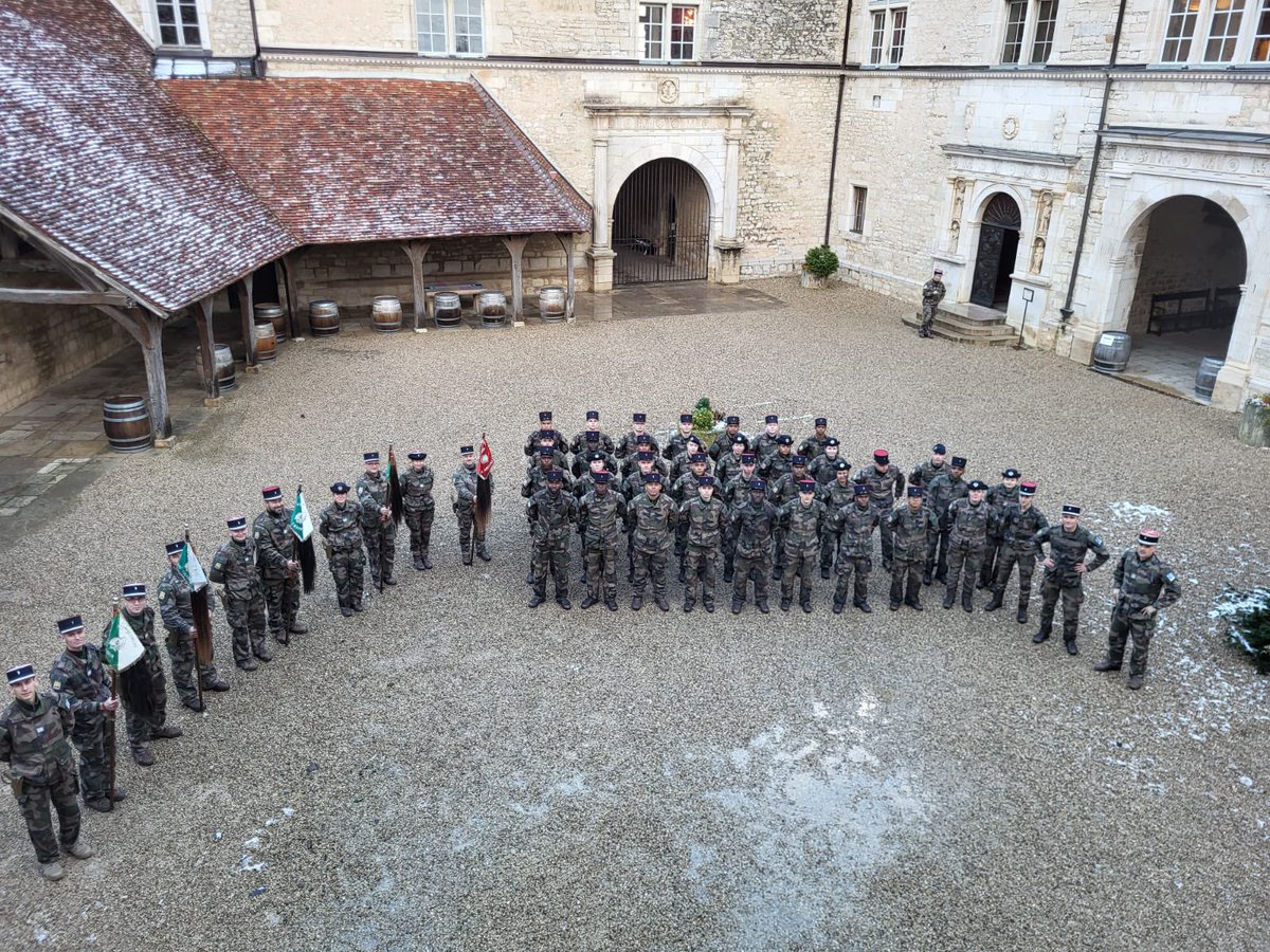 511eRTofficiel's tweet image. Formation générale initiale : remise des képis des jeunes engagés à l’issue d’une marche de 30 km au @ChtClosVougeot dans le grand cellier. Félicitations à nos nouveaux combattants logisticiens de #Bourgogne ! Merci à la confrérie des chevaliers du Tastevin pour son accueil.
