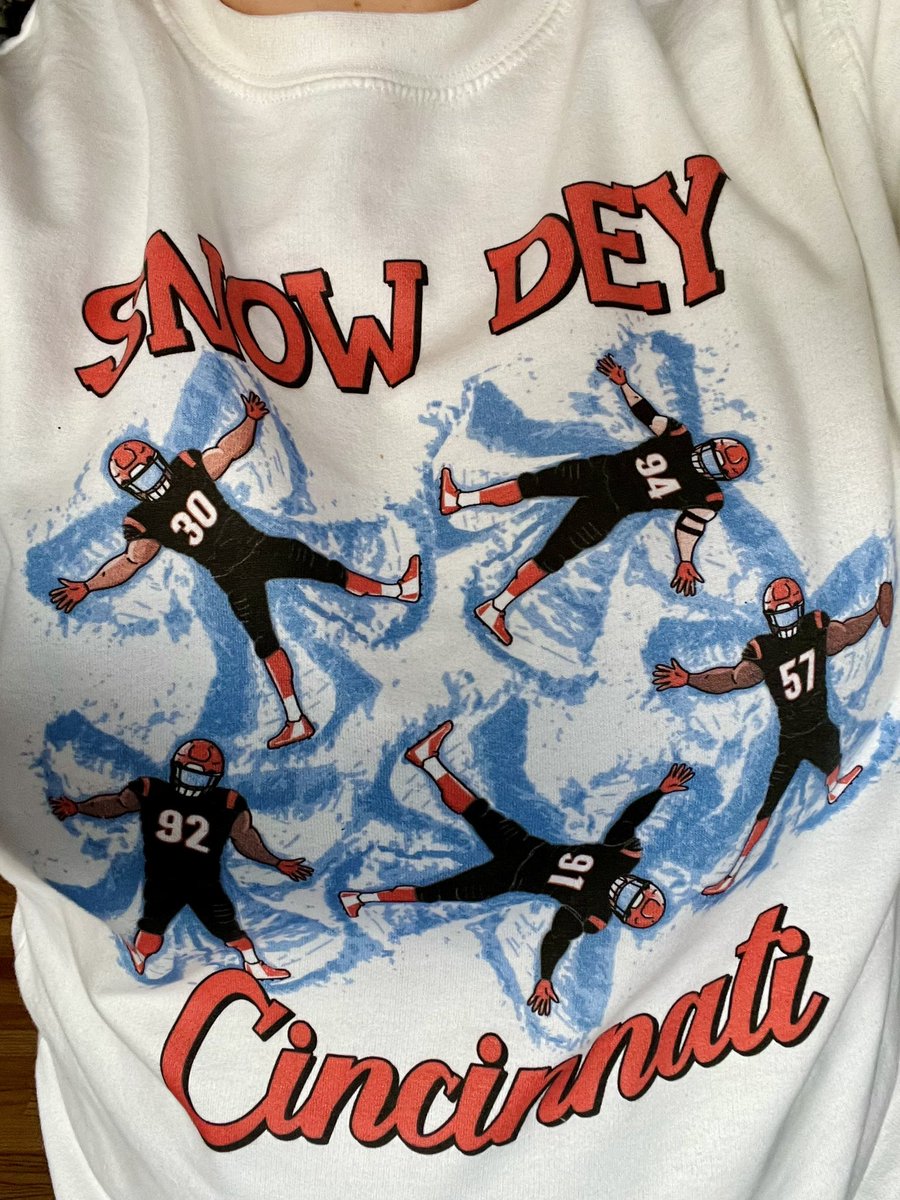 MrsSugg_RWE's tweet photo. Started off this TuesDEY w/ @Bengals snow angels! Thanks for being being a kid with Jeri ❄️ @Hamilton_RWE @Hamilton_CSD https://t.co/xuaXLMMzm8