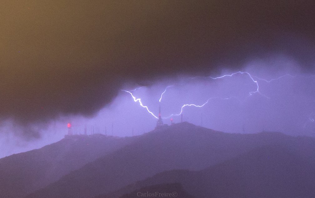 Rayo impactando en el repetidor de Mijas 🗼 esta tarde con granizo incluido! 🌨️ #Tormenta #Málaga