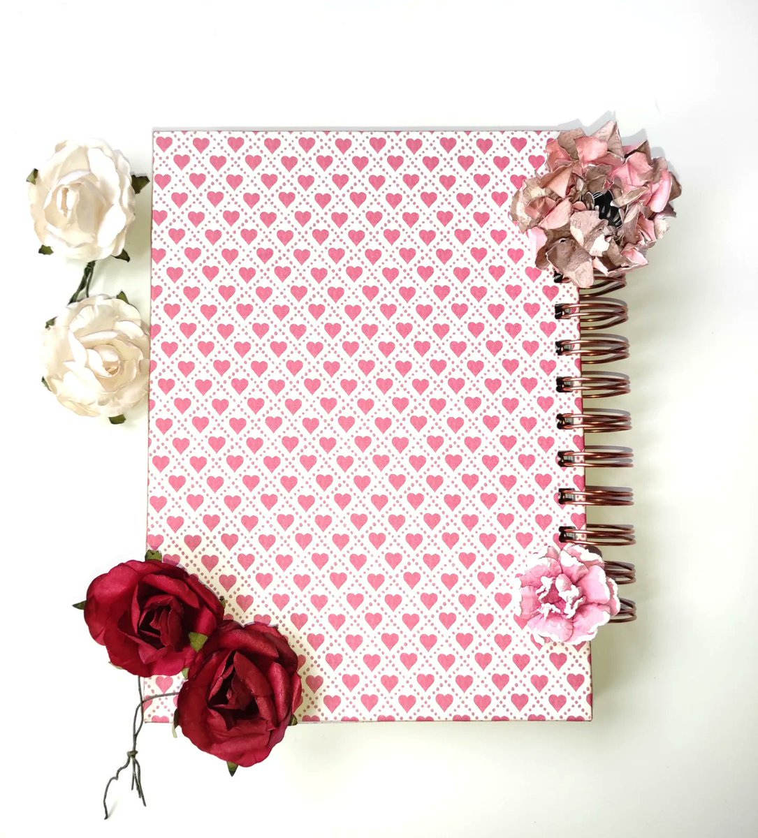 Hoy compartimos con vosotros un nuevo diseño de libreta de la colección Alice, de Stamperia 🤩

Esperamos que os guste este diseño tan tan mágico 💕💕

Para más información escribidnos a través de nuestro Instagram 😄

#scrapbooking#aliciaenelpaisdelasmaravillas#aliceinwonderland