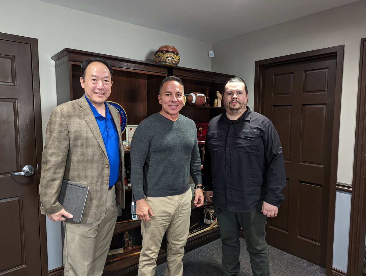 Special thanks to Chief Snead for meeting with @NationReading to discuss early children's literacy and ways to get books into the hands of children in collaboration with Little Free Library, Head Start, <a href="/US_IMLS/">IMLS</a> and <a href="/SJSUiSchool/">SJSU iSchool</a>. <a href="/CherokeeOneFea/">Cherokee One Feather</a>