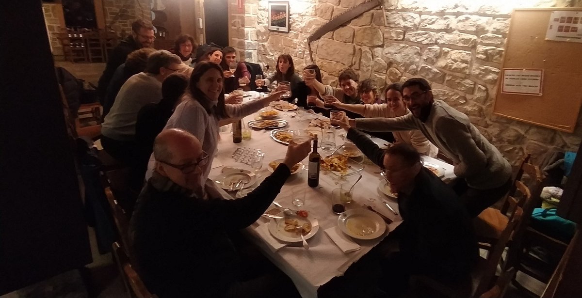 Con motivo del Congreso Internacional de Comunidades Energéticas, hemos tenido la oportunidad de reunirnos en torno a una mesa socias de <a href="/SomEnergia/">Som Energia</a> y miembros de diferentes comunidades energéticas.
#GanasDeCompartir
#Comunidad