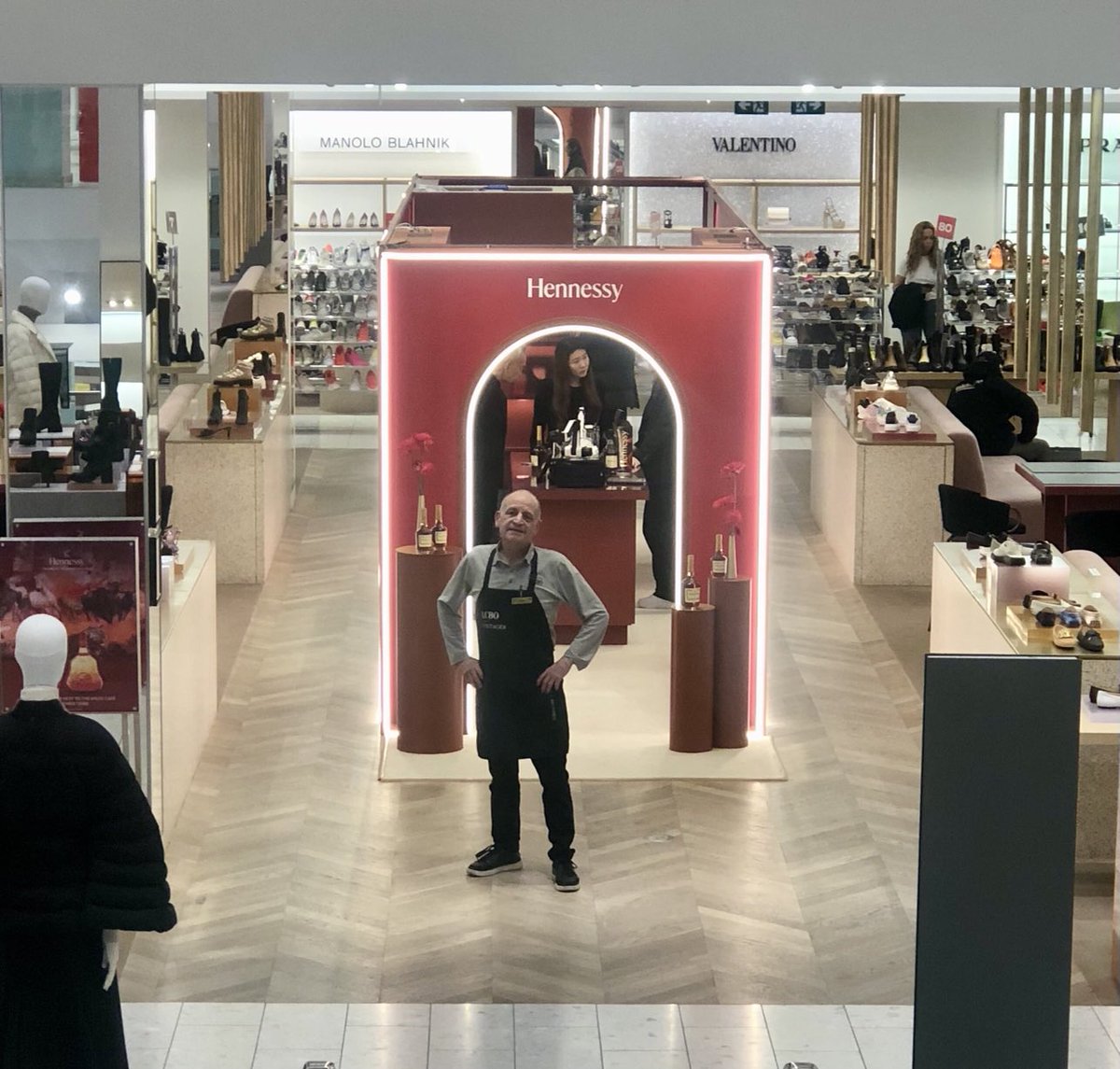 kgertler's tweet photo. Last day on the holiday #popup circuit ⁦- this time it’s in honour of #yearoftherabbit and ⁦@Hennessy⁩ #cognac 
🥃
Happy New Year’s and best wishes to all! ⁦@HoltRenfrew⁩ #toronto #frontwineworker https://t.co/d7wo14Gqvt