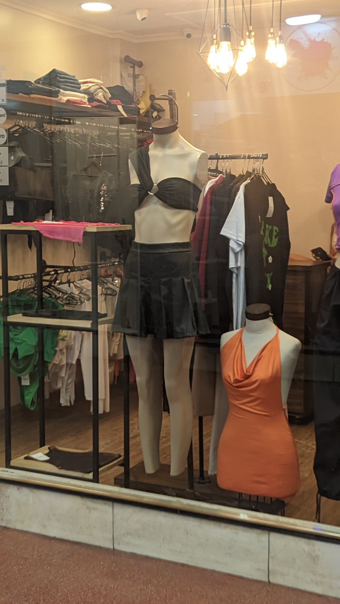 CeelPanda's tweet image. Tuve dos segundos de autoestima y salí a ver ropa. Malísima decisión. Por otra parte, alguien me puede decir por qué PORONGA a ese maniquí se le notan las costillas???