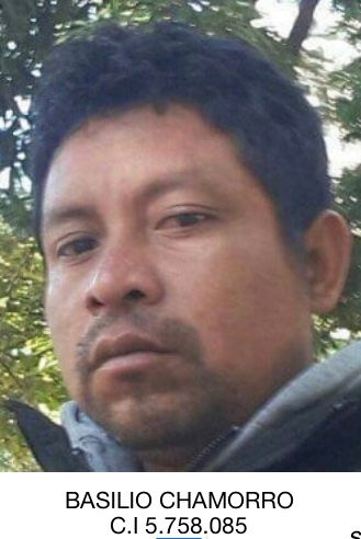 DivaRiquelme's tweet image. Una persona de 80 años y una huérfana, ambas enfermas  litigan hace más de 2 años para recuperar su propiedad invadida y protegida por indígenas liderados por este “prófugo”.  “terceros” plantan y cosechan y las dueñas hule. Hoy Efrain “firma un acuerdo” con él prófugo