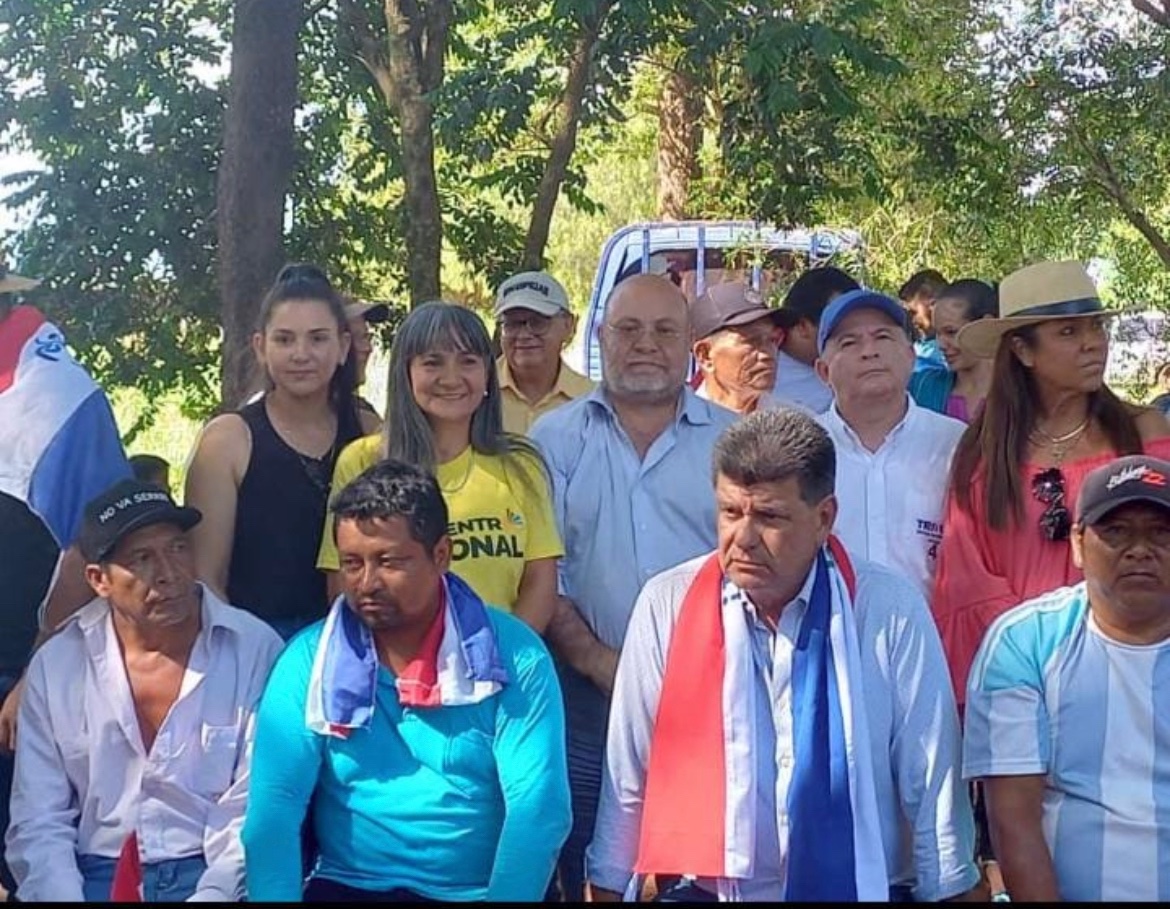 DivaRiquelme's tweet image. Una persona de 80 años y una huérfana, ambas enfermas  litigan hace más de 2 años para recuperar su propiedad invadida y protegida por indígenas liderados por este “prófugo”.  “terceros” plantan y cosechan y las dueñas hule. Hoy Efrain “firma un acuerdo” con él prófugo