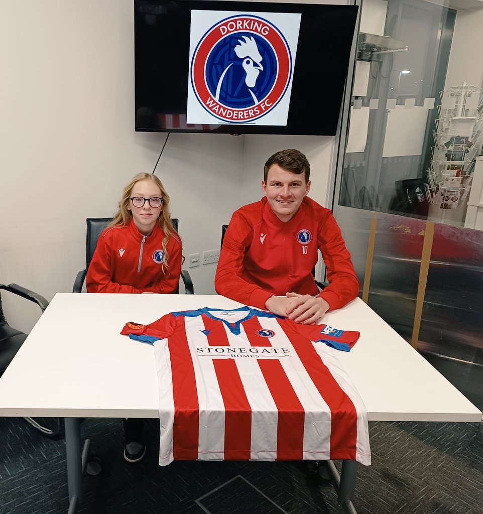 DWFCAcademy's tweet photo. DWFA YOUTH | 23/24 SIGNING EVENING 📝

It was fantastic to welcome 50+ players from our Youth section to Meadowbank earlier this evening, signing up to play in red &amp; white again next year!

Thank you to our senior players Alfie, Matt, Abbie &amp; Courtney 📸✍️

#WeAreWanderers 🔴⚪ https://t.co/5iZPqpXwl1