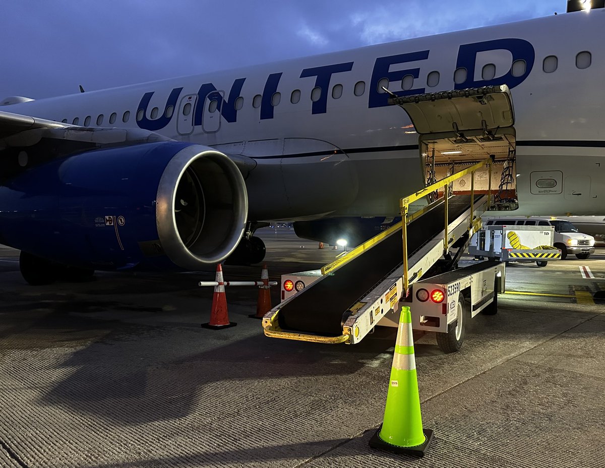 Safety is paramount in everything we do. This picture shows that perfectly. From the approach cone, to the safety handrail, and engine cones we work safely everyday to make sure we get people to the moments that matter most! @pratts84 @Renata74230255 @UnifiAviation @Cmkressig