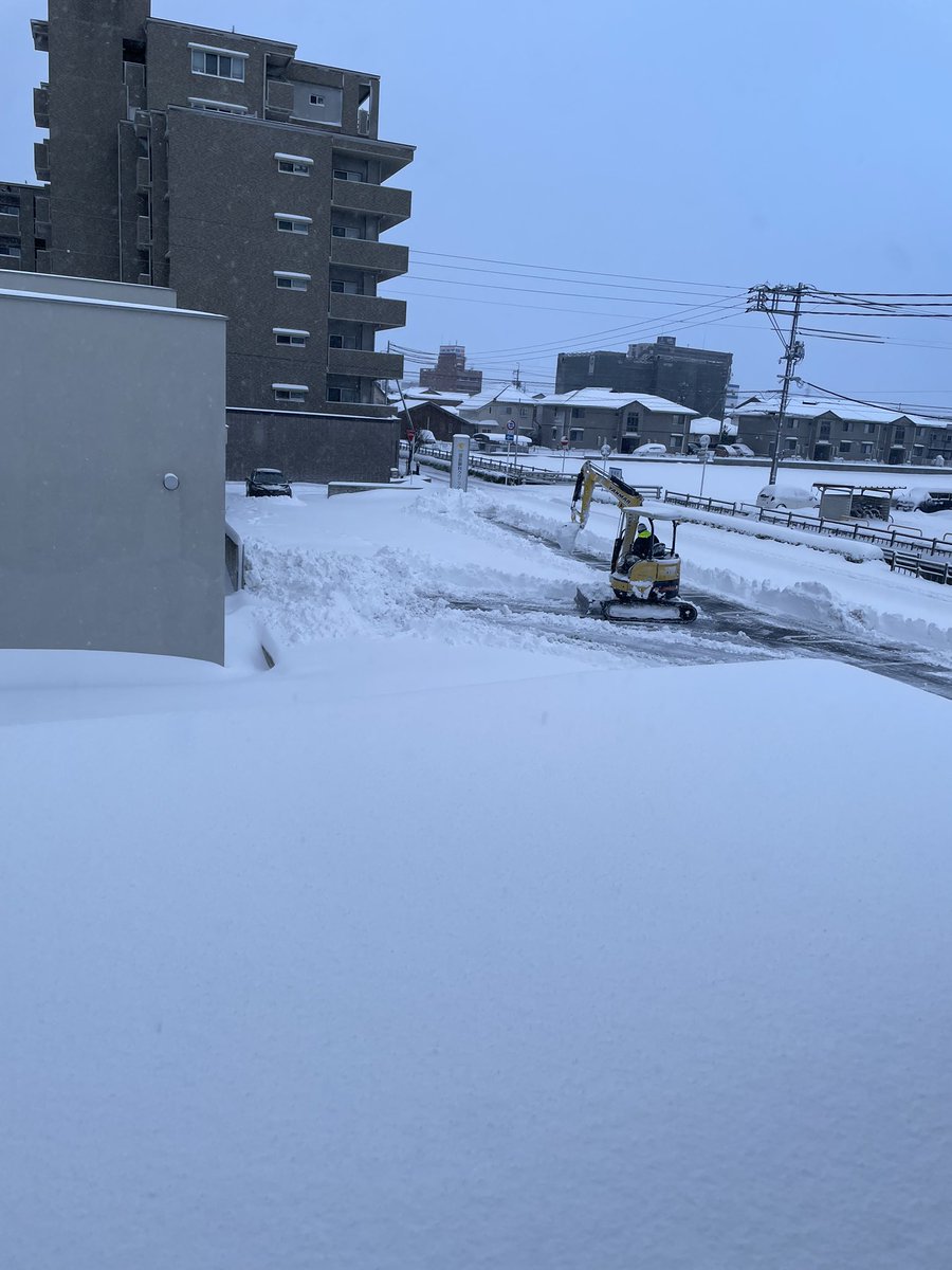 rpharmacyyonago's tweet photo. ただいま雪かき中です。開店には完了すると思いますが道中はまだ除雪が追いついていないようなので、今日来られる予定の方はくれぐれも気をつけてお越し下さいませ。
#大雪　#除雪　#薬局　#米子 https://t.co/HCwL187rvA
