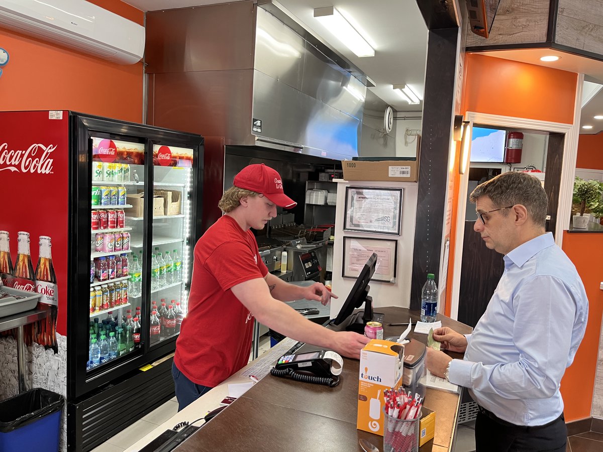 pchapdem's tweet photo. Le chef du Parti conservateur du Québec, @E_Duhaime, est de passage en Gaspésie pour rencontrer sympathisants et élus locaux et prendre leur pouls. #polqc

Avant de prendre la route vers Gaspé, il s'est arrêté ce midi chez un restaurateur controversé de Matane. https://t.co/cN8H5YKoHX
