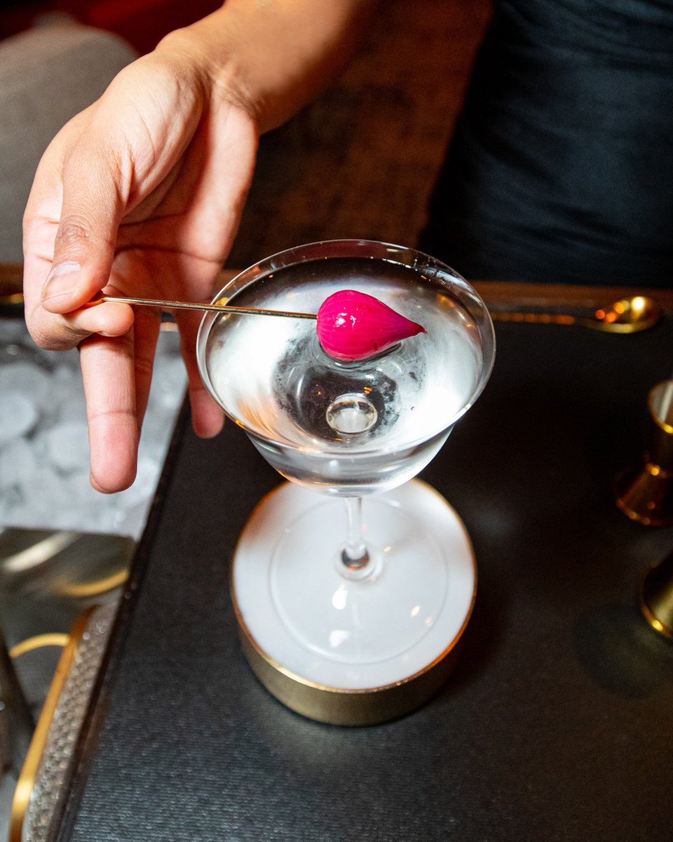 carversteak's tweet photo. Any time is a good time for a martini. Request one from our roving Tableside Martini Cart that allows guests to choose from a range of shaken and stirred options. #SharpenYourAppetite https://t.co/VfwEWZtwwR