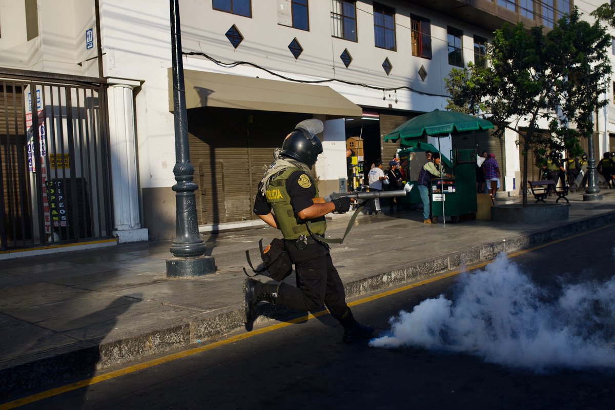 WaykaPeru's tweet photo. #AHORA | Licenciados de las Fuerzas Armadas rompen barrera policial e intentan llegar hasta el Congreso. https://t.co/P8xgAdjW8V