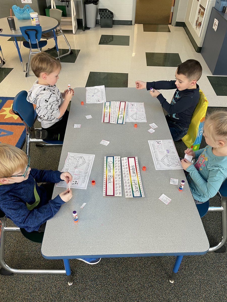 MrsFoulkesPreK's tweet photo. We retold the Gingerbread Boy story by sequencing our pictures #PMprek https://t.co/wIbxC7XkJr