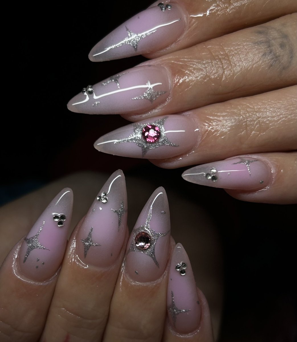 va13ryy's tweet photo. I love an airbrushed set  😮‍💨💙
#kcnailtech
#airbrushednails https://t.co/EAti3rEap3