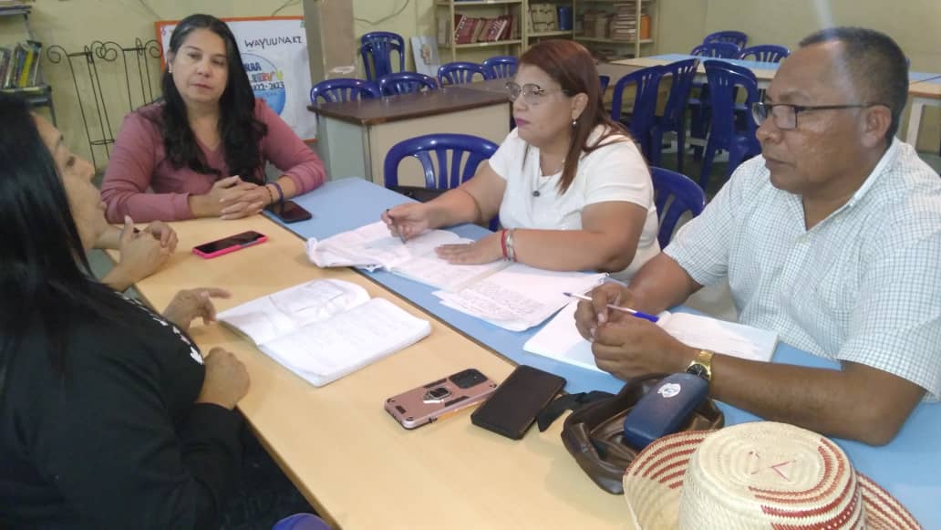 CDCEZULIA's tweet photo. ¡Iniciativas que transforman la educación indígena ancestral!

En el Mcpio. Mara, E.B.N.B. Ciruelo Bajo, los maestros/as con nuestras orientaciones y sus propuestas, se suman a la avanzada que construye la educación del futuro, a través del Centro de Desarrollo Educativo Indígena https://t.co/F6vZlixHO7