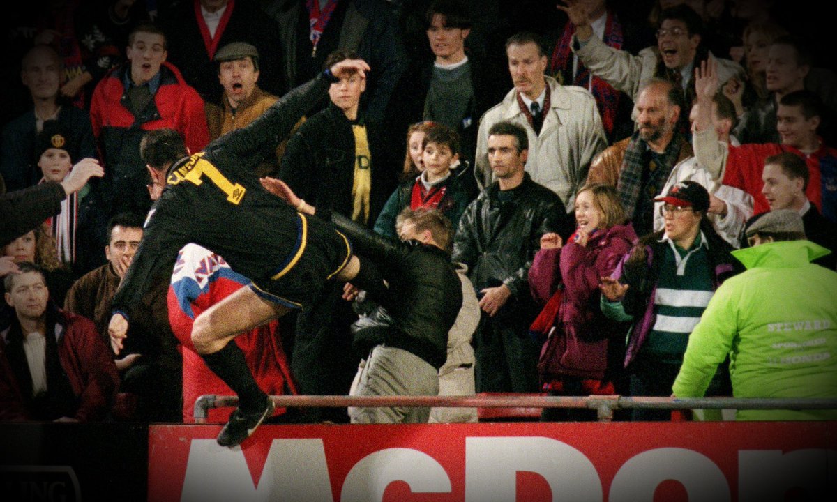 Il y a 28 ans, Éric Cantona assénait un high-kick à un hooligan de Crystal Palace qui l'avait insulté d'« enc*lé de bât*rd de Français », un geste qui lui vaudra 9 mois de suspension. ￼

« J'aurais dû le frapper plus fort », était revenu Cantona il y a trois ans.