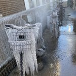 隣の家の水道管が破裂して、自宅の玄関が凍結した!