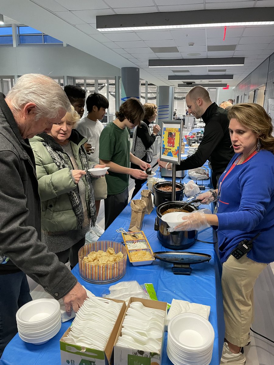 JoriBowen's tweet image. @InteractD117 Chili Cook Off! 🌶️ Great dinner &amp;amp; great organization! D117 - one family #D117Live #LakesEagles #SequoitPride
