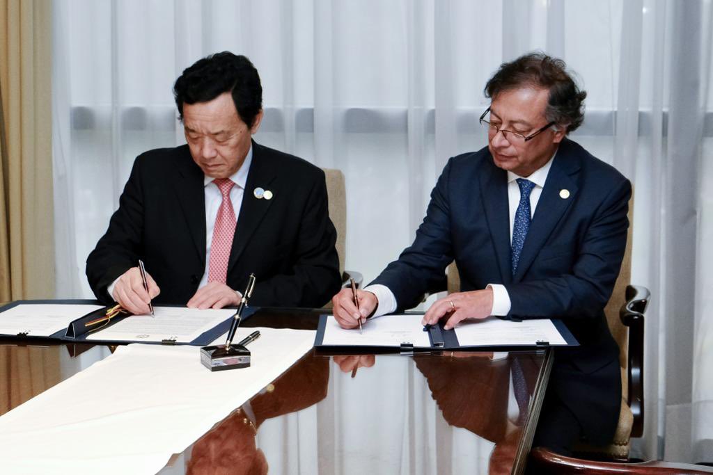 La Organización de las Naciones Unidas para la Alimentación y la Agricultura – <a href="/FAO/">Food and Agriculture Organization</a>, y el Presidente <a href="/petrogustavo/">Gustavo Petro</a>, firmaron la carta de intención sobre el Pacto por la Paz, la Seguridad Alimentaria y el Derecho Humano a la Alimentación.