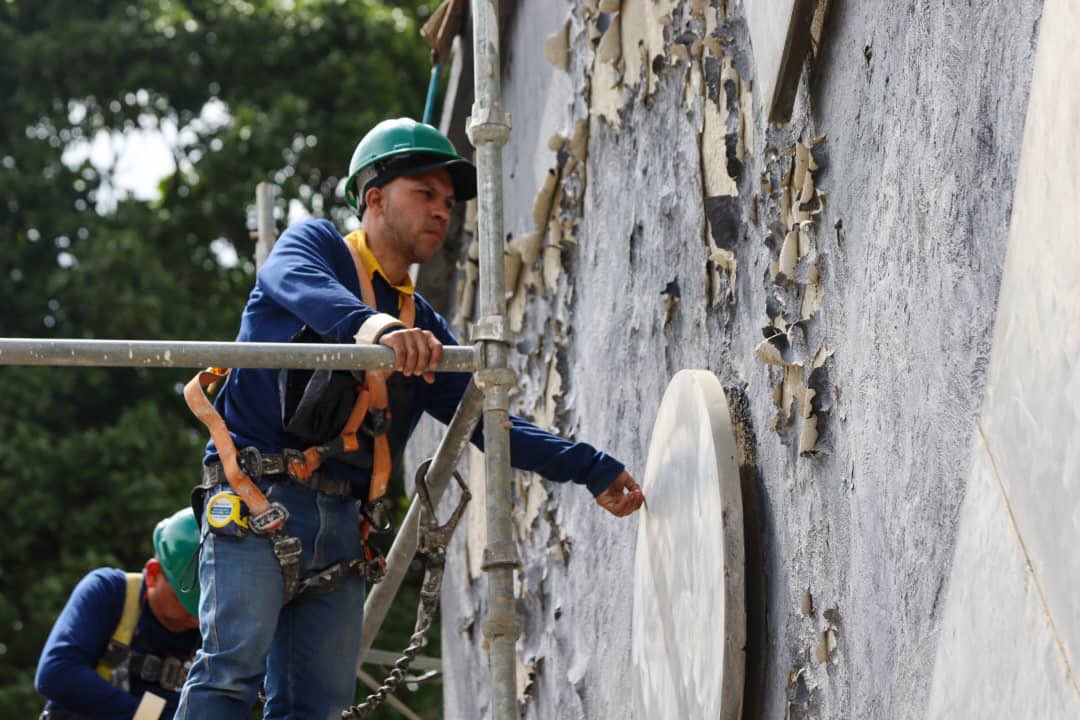 VillegasPoljak's tweet photo. Con este mural de Mateo Manaure inició la restauración de 108 obras que conforman la “Síntesis de las Artes” en la Cdad Universitaria de #Caracas, sede de la Universidad Central de #Venezuela, como parte la recuperación adelantada por el Gob Bolivariano que preside @NicolasMaduro https://t.co/vQEhw6LitI