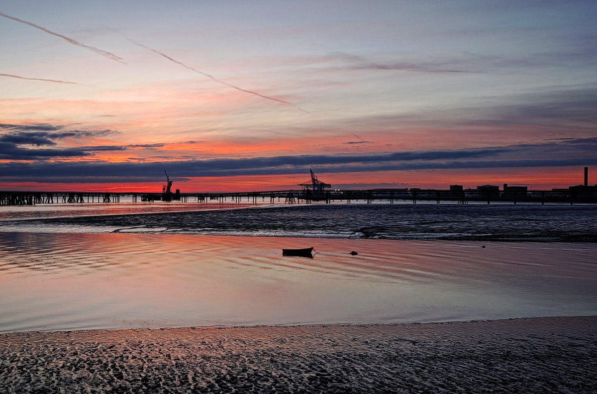 Beautiful #sunset over a chilly #CanveyIsland #Essex <a href="/UKWeatherLive/">UK Weather Live</a> <a href="/AngliaWeather/">Anglia Weather</a> <a href="/bbcweather/">BBC Weather</a> <a href="/metoffice/">Met Office</a> <a href="/ChrisPage90/">Chris Page - Weatherman</a> <a href="/WeatherAisling/">Aisling Creevey</a> <a href="/AmandaHouston/">Amanda Houston</a> <a href="/carolkirkwood/">Carol Kirkwood</a>  <a href="/Kate_Kinsella/">kate kinsella</a> <a href="/lizzieweather/">Elizabeth Rizzini</a>