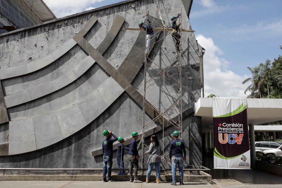 VillegasPoljak's tweet photo. Con este mural de Mateo Manaure inició la restauración de 108 obras que conforman la “Síntesis de las Artes” en la Cdad Universitaria de #Caracas, sede de la Universidad Central de #Venezuela, como parte la recuperación adelantada por el Gob Bolivariano que preside @NicolasMaduro https://t.co/vQEhw6LitI