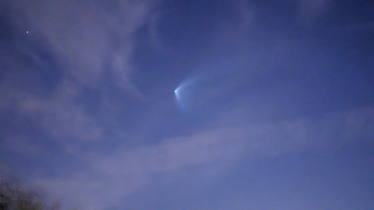 tinacan25's tweet photo. Great views of the first Electron to launch from the US seen from Central NJ. Congrats @RocketLab team! #VirginiaIsForLaunchLovers https://t.co/zH0qRIidYC