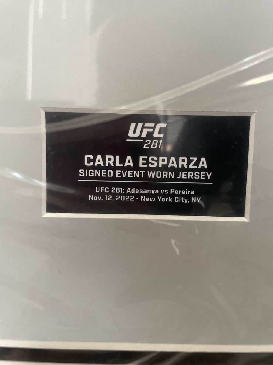 ArturoP76670188's tweet photo. Just came in! Christmas present from the wife, so stoked! My favorite fighter. 👊🏼👊🏼👊🏼 @CarlaEsparza1 #CarlaEsparza #CookieMonster #UFC #UFC281 #EventWorn #Jersey #UFCCollectibles https://t.co/oyX9tvDl0V