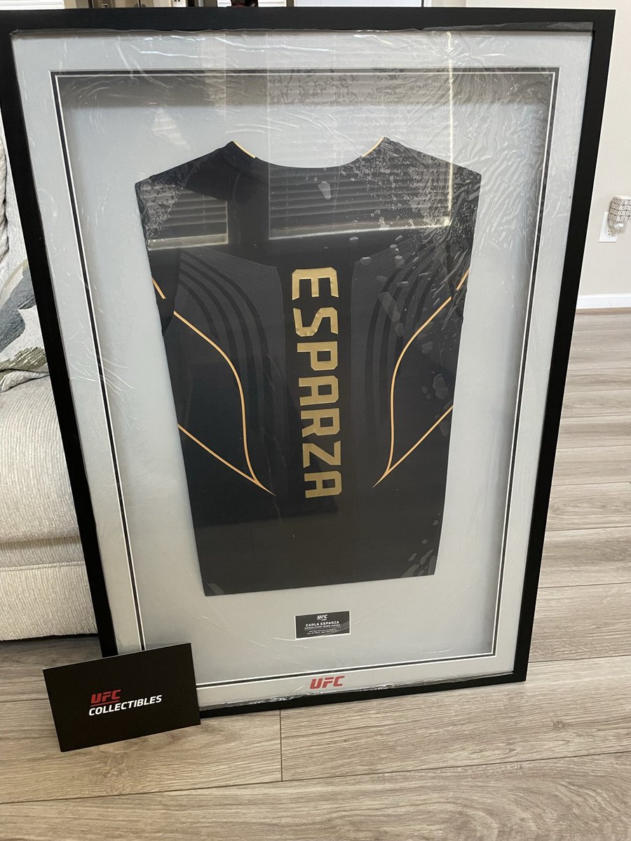 ArturoP76670188's tweet photo. Just came in! Christmas present from the wife, so stoked! My favorite fighter. 👊🏼👊🏼👊🏼 @CarlaEsparza1 #CarlaEsparza #CookieMonster #UFC #UFC281 #EventWorn #Jersey #UFCCollectibles https://t.co/oyX9tvDl0V