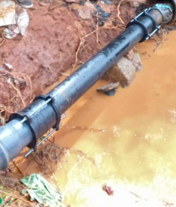 #24Ene/ Respondiendo el llamado de las comunidades a través de la línea 58 de la <a href="/VenAppSocial/">Ven | App</a>, Hidrolago reparó tubería de 6" en la red de distribución de agua potable del Brr Sur América/Mcpio San Fco, donde 5mil zulianos se benefician de 6lps recuperados.

#CelacEsPatriaGrande