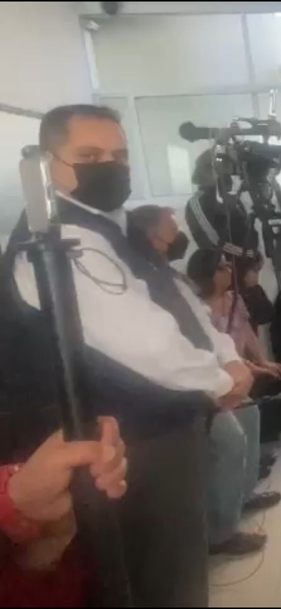 SE BUSCA!
ANDABA ROBANDO  en el FUNERAL de <a href="/polo_polo/">Polo Polo</a> 
Este sujeto fingió ser reportero.
Se mezcló entre la prensa en <a href="/GayossoOnLine/">Gayosso Oficial</a>  y se robó la mochila con equipo fotográfico de <a href="/ALEXISUNZA/">ALEX</a> 
La <a href="/SSC_CDMX/">SSC CDMX</a> ya lo busca.
Si lo reconoce, denúncielo o mande MD