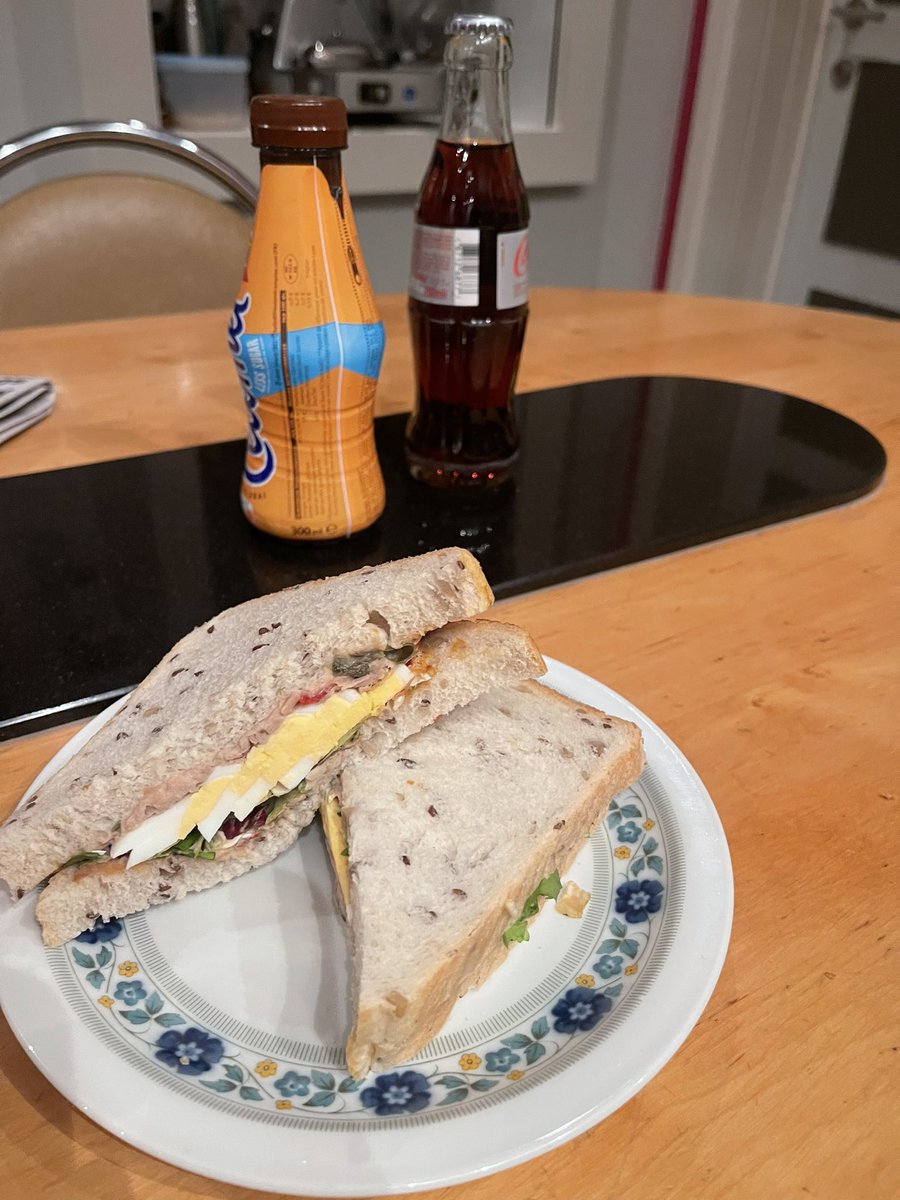 ksavjee's tweet photo. Na jàren nog eens bij mijn ouders blijven slapen. En mijn moeder is nog altijd bang dat ik niet genoeg te eten krijg. Dan wil ik al eens een dt-fout door de vingers zien 🥺 https://t.co/lIxEVqqv3y