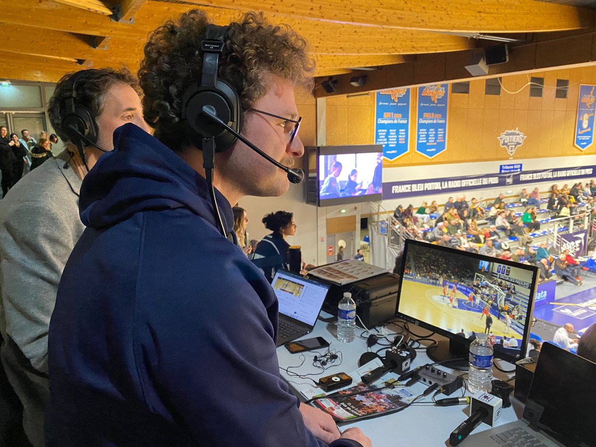 🎙️ Belle expérience de commentaires en direct lors du match du <a href="/pb86officiel/">Poitiers Basket 86</a> face à @vcbplus avec <a href="/SMaynier/">SMaynier</a>. Merci pour l’invitation !

🏀 Un match haletant qui s’est terminé par une victoire, la quatrième consécutive !
🔥🔥 #GoPB 🔥🔥