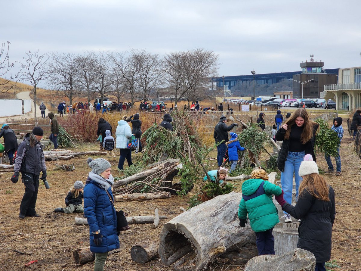 ChicagoParks's tweet photo. We’re hoping tomorrow’s ❄️ snow sticks around for next month’s Polar Adventure Days on Feb. 25 from 12-3 pm at Northerly Island. Nearly 1,000 guests joined us for 🌲 tree carving, puppet theater w/ @jbbrwckypuppets &amp; @FreeSpiritSibe husky rescues this weekend. #WinterInTheParks https://t.co/YnMzWxx0hR