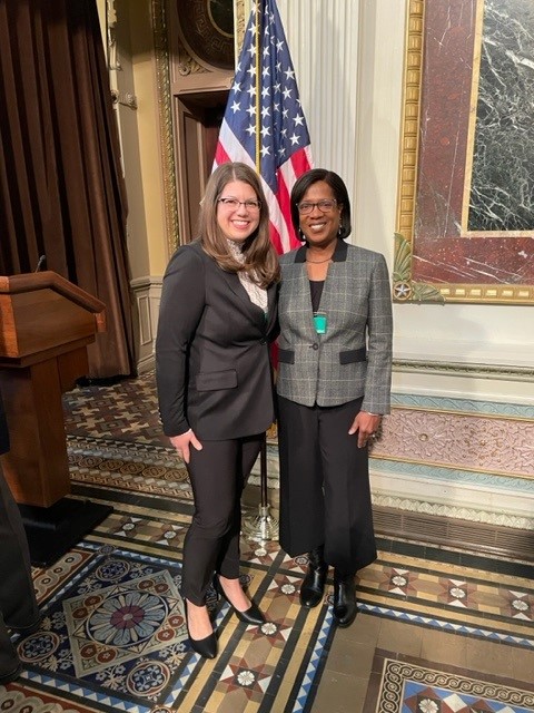 pharmacists's tweet photo. APhA Practice VP @BrigidG_PharmD met @WhiteHouse today with @DrGupta46 w/@ONDCP @AnneMilgram @DEAHQ @SAMHSA_Leader  @ErinSchanning to celebrate passage of the #MATAct and how #pharmacists can help to improve opioid use disorder treatment @EndSUDNow https://t.co/7DusIJN4aT