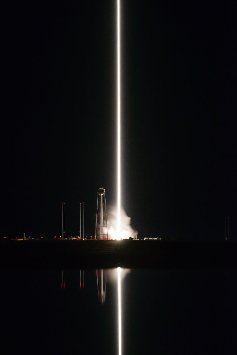 RocketLab's tweet photo. Virginia is indeed for launch lovers 

📸 @TheFavoritist 
📸 @TrevorMahlmann https://t.co/OasKIY9xmW