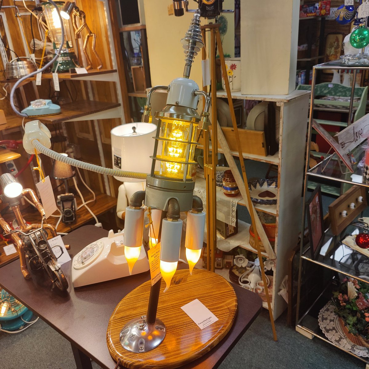 Grace15sa's tweet photo. My mom sent me these photos of #DesktopLights....๐ฅ๐ฅ๐ฅ https://t.co/MNo125w6RB