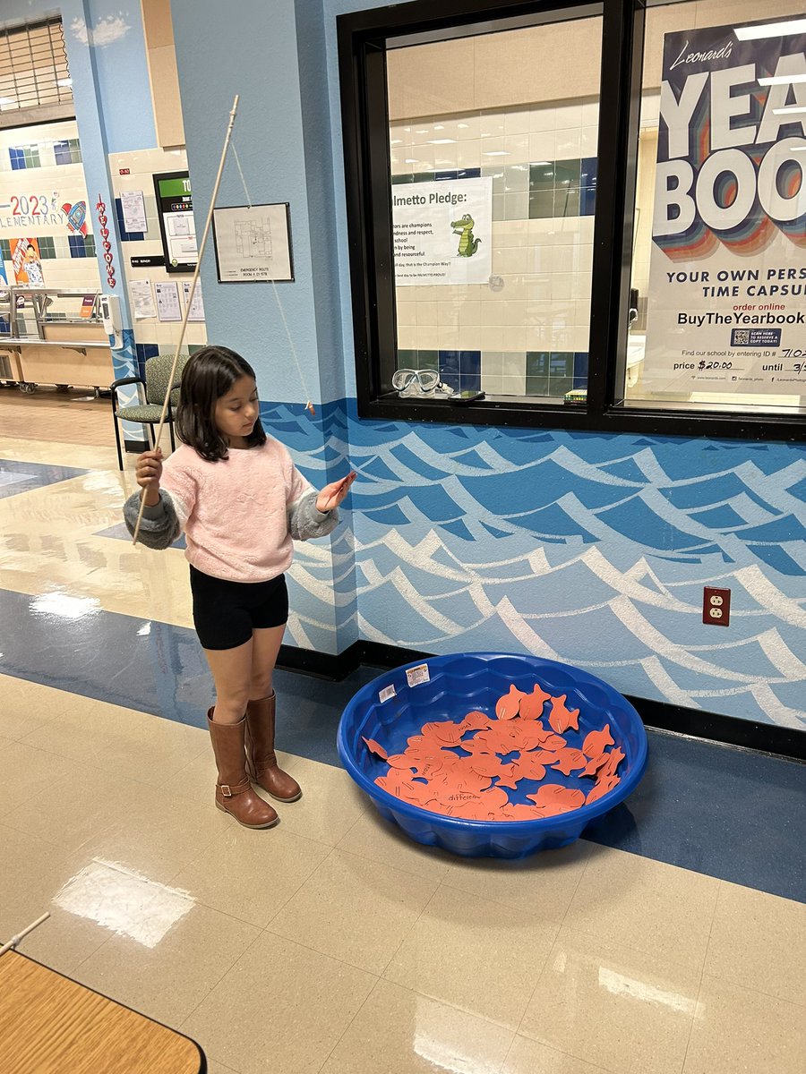 Mrs_DLynch's tweet photo. Oh what fun!  Literacy Night! @PLEgators https://t.co/vdLkxDhHOx