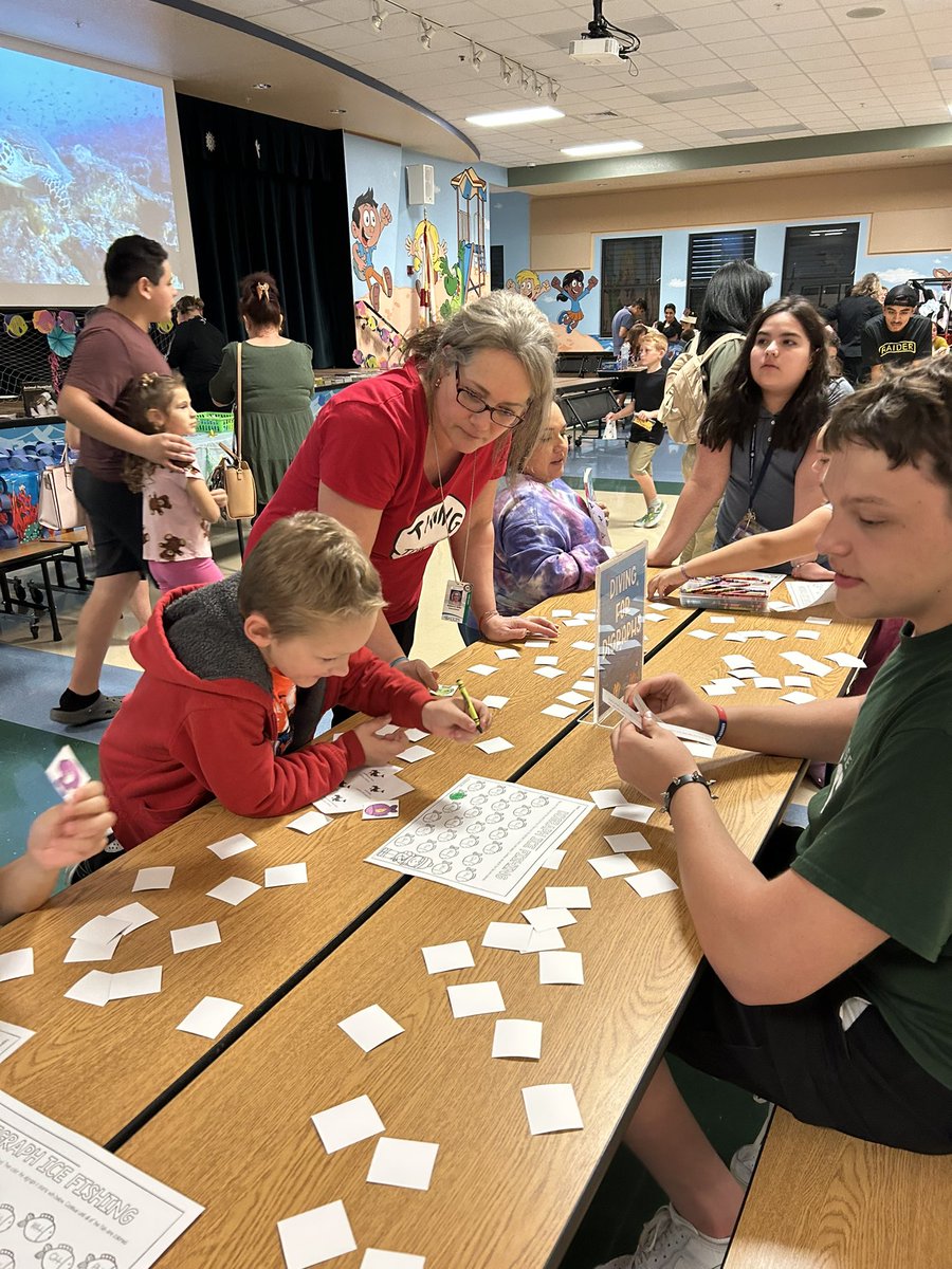 Mrs_DLynch's tweet photo. Oh what fun!  Literacy Night! @PLEgators https://t.co/vdLkxDhHOx