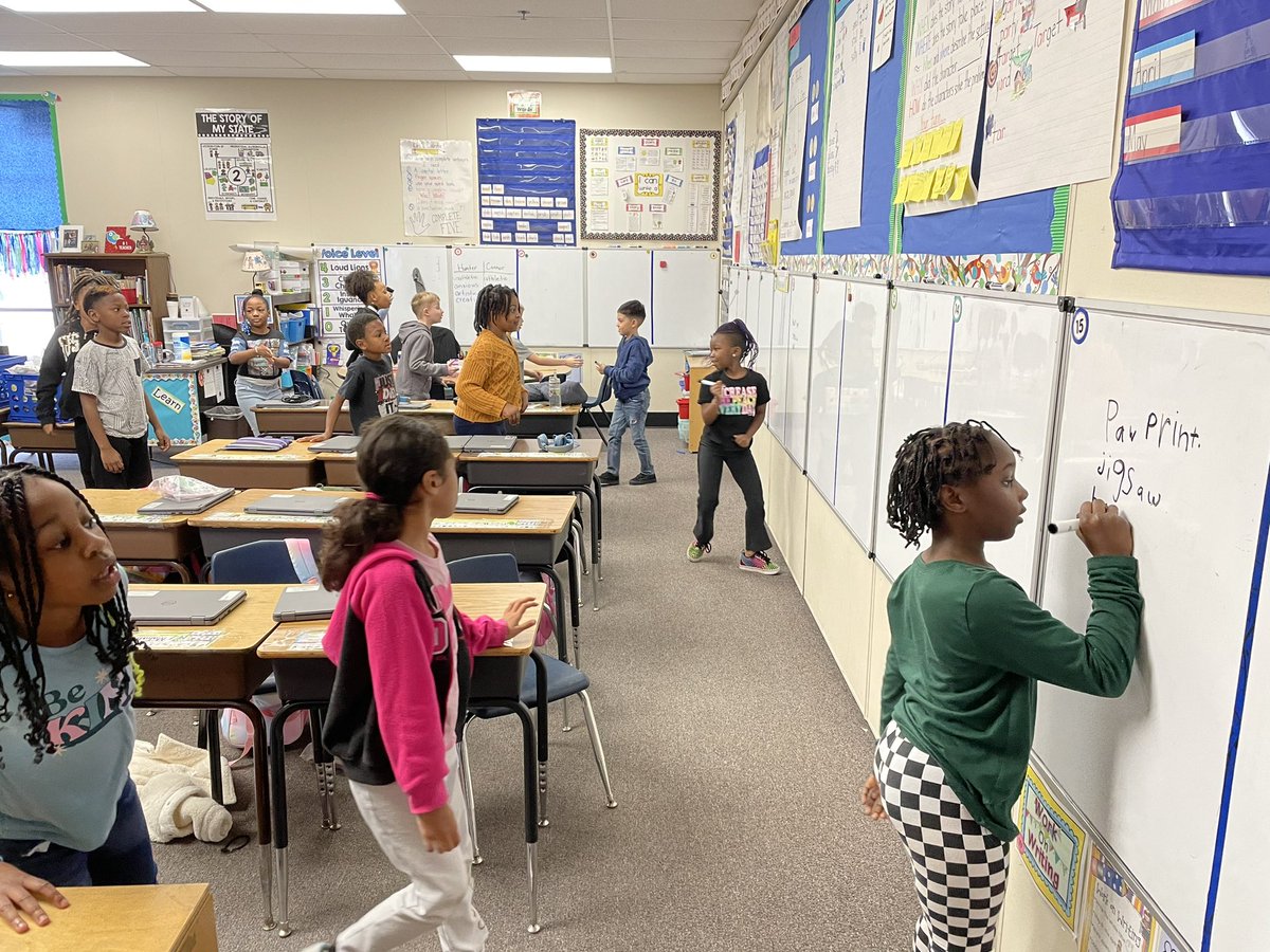 Dictation Relay Race requires focus, understanding of the phonics pattern, good sportsmanship, and so much more. Learning is so fun! @Comptoncubs @CobbSchools #360classroom #engaged