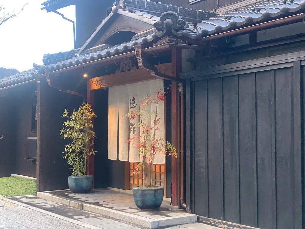 この週末は滋賀県余呉「徳山鮓」へ。メインは熊肉ですよ！整然と盛り付けられた熊肉は見事な白さ。それが室温でじんわりと溶けてゆくのです。それを眺めてるだけでワクワクなんです！セリと共にいただく熊鍋は冬の醍醐味ですね〜 instagr.am/p/Cn0PC1wB-dv/