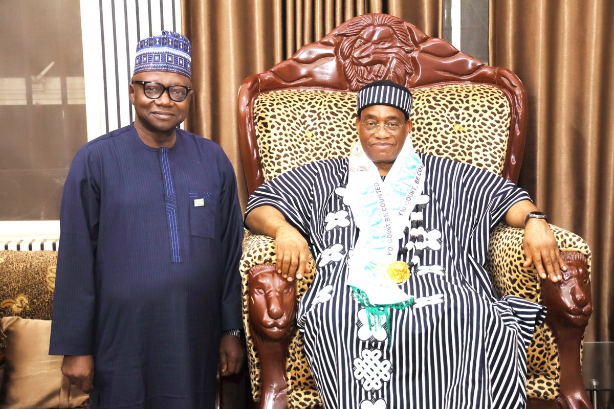 natpopcom's tweet photo. 2023 Census: NPC Chairman Arrives in Makurdi, Visits Tor Tiv
NPC Chairman, Hon. Nasir Isa Kwarra arrived in Makurdi and immediately paid an advocacy visit to HRM, Ochivirgh Prof. James Ortese Iorzua Ayatse (Beghea U Tiv. Tor Tiv V.), CFR at his palace in Makurdi - 24:01:2023. https://t.co/2bWi0JOg9v