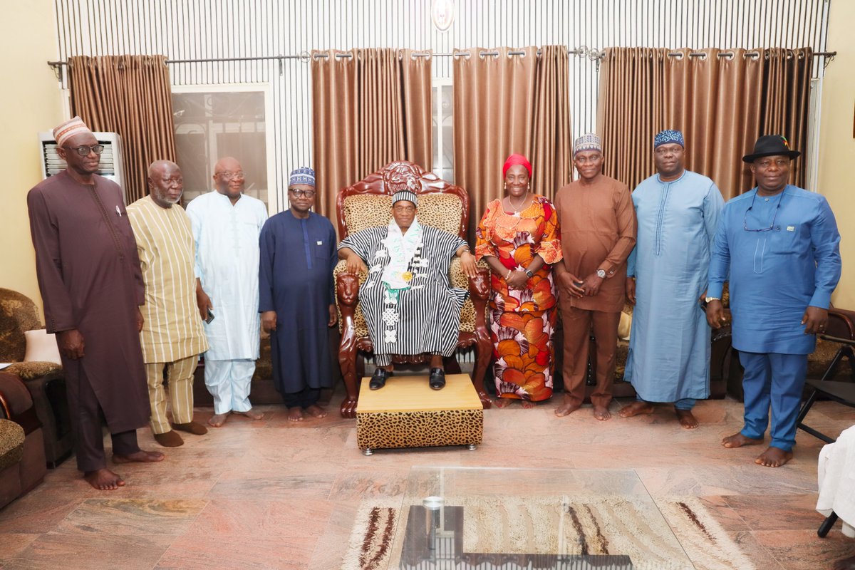 natpopcom's tweet photo. 2023 Census: NPC Chairman Arrives in Makurdi, Visits Tor Tiv
NPC Chairman, Hon. Nasir Isa Kwarra arrived in Makurdi and immediately paid an advocacy visit to HRM, Ochivirgh Prof. James Ortese Iorzua Ayatse (Beghea U Tiv. Tor Tiv V.), CFR at his palace in Makurdi - 24:01:2023. https://t.co/2bWi0JOg9v