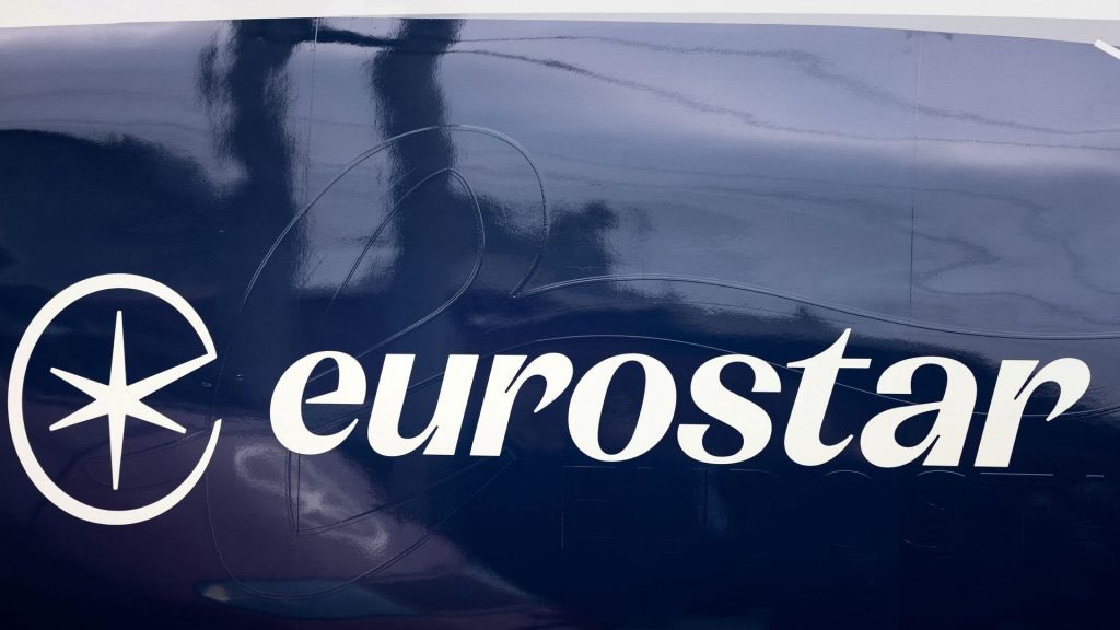 GJMarshy's tweet image. Since when did #Eurostar decide it wanted to become a 1980s out of town shopping centre? 🤔😷

#BadGraphics #GraphicDesign #Travel #Railways