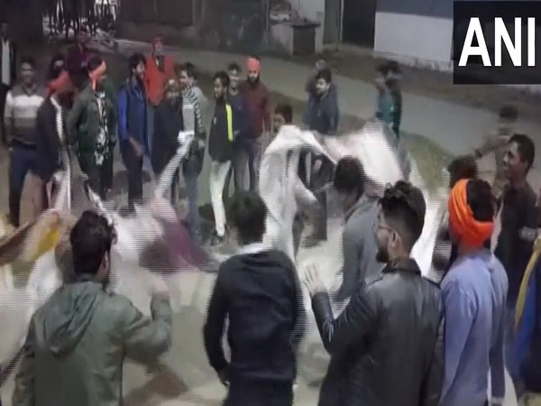 ani_digital's tweet photo. Bihar: Day before release, posters of 'Pathaan' torn, burnt outside cinema hall in Bhagalpur
Read @ANI Story | https://t.co/3DJWrpt7si
#bhagalpur #pathaan #bhagalpurprotest #protestagainstpathaan #pathanrelease https://t.co/R0huIF8fqf