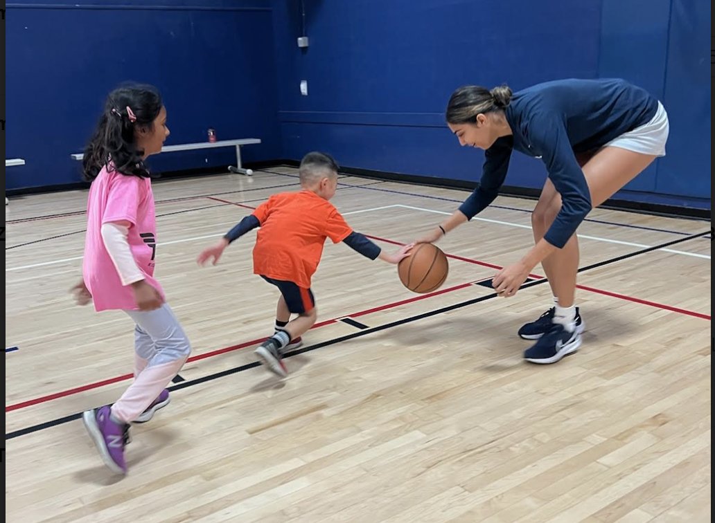 CoachMaryAnn_MA's tweet photo. Loved spending time with the kids from @VoloKids! Don't know who won during sharks vs minnows...but it sure was fun! 🏀 #WinningintheCommunity https://t.co/ltAb7UnHg9