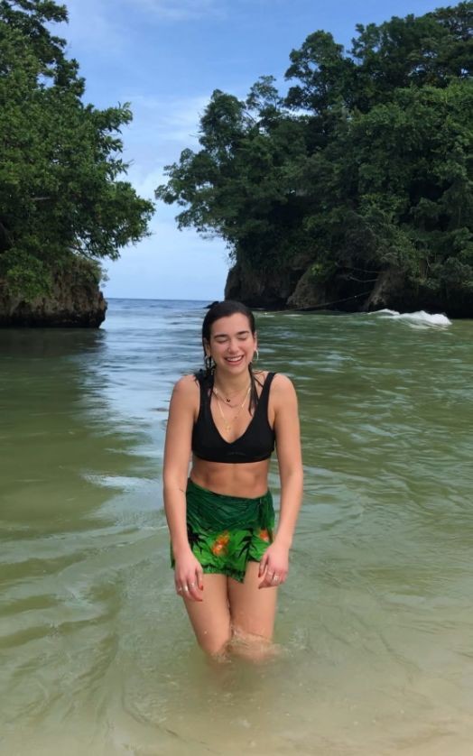 duarandompics's tweet photo. pov: you're on vacation with dua lipa https://t.co/TroWmJC0GN