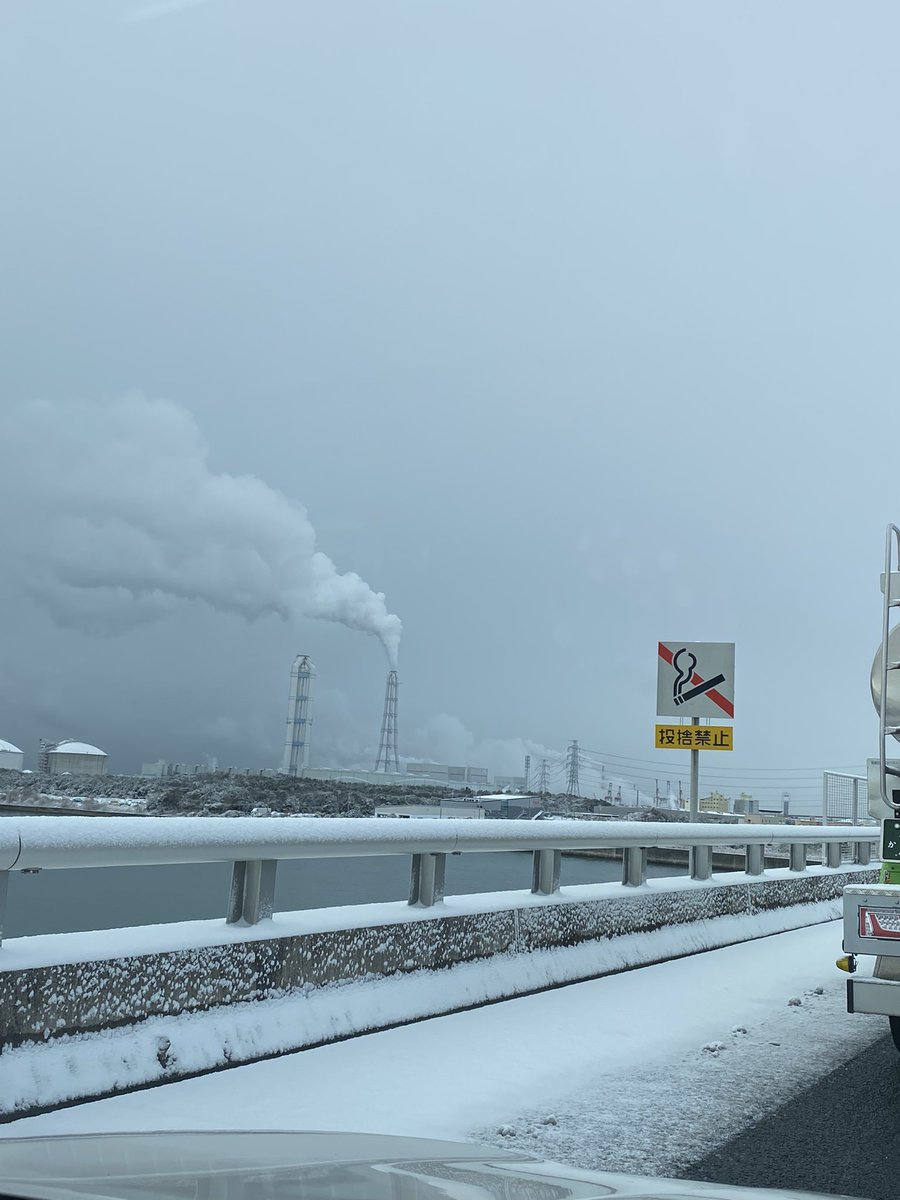 AcoHeart81's tweet photo. 伊勢湾岸道下り、みえ川越インター出口、大渋滞　事故とかおきてるのかな？
雪はそこまで積もってないけど
動きません。
#伊勢湾岸道 #みえ川越インター #雪道 https://t.co/Faa2d5gf4Y